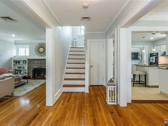 4th image of 70 Kenwood Pl
