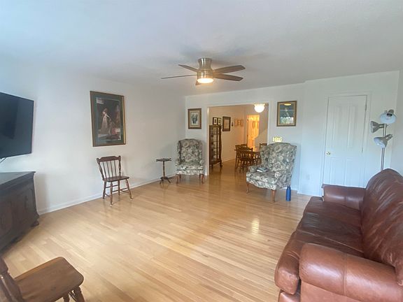 3rd image of 174 Emerald Dr