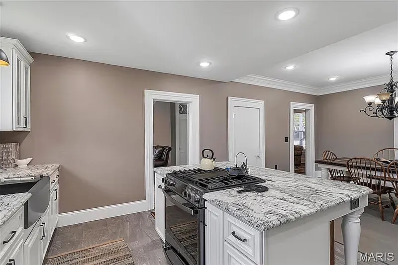 3 bed, 2340 sqft, $2,150 — Photo 3