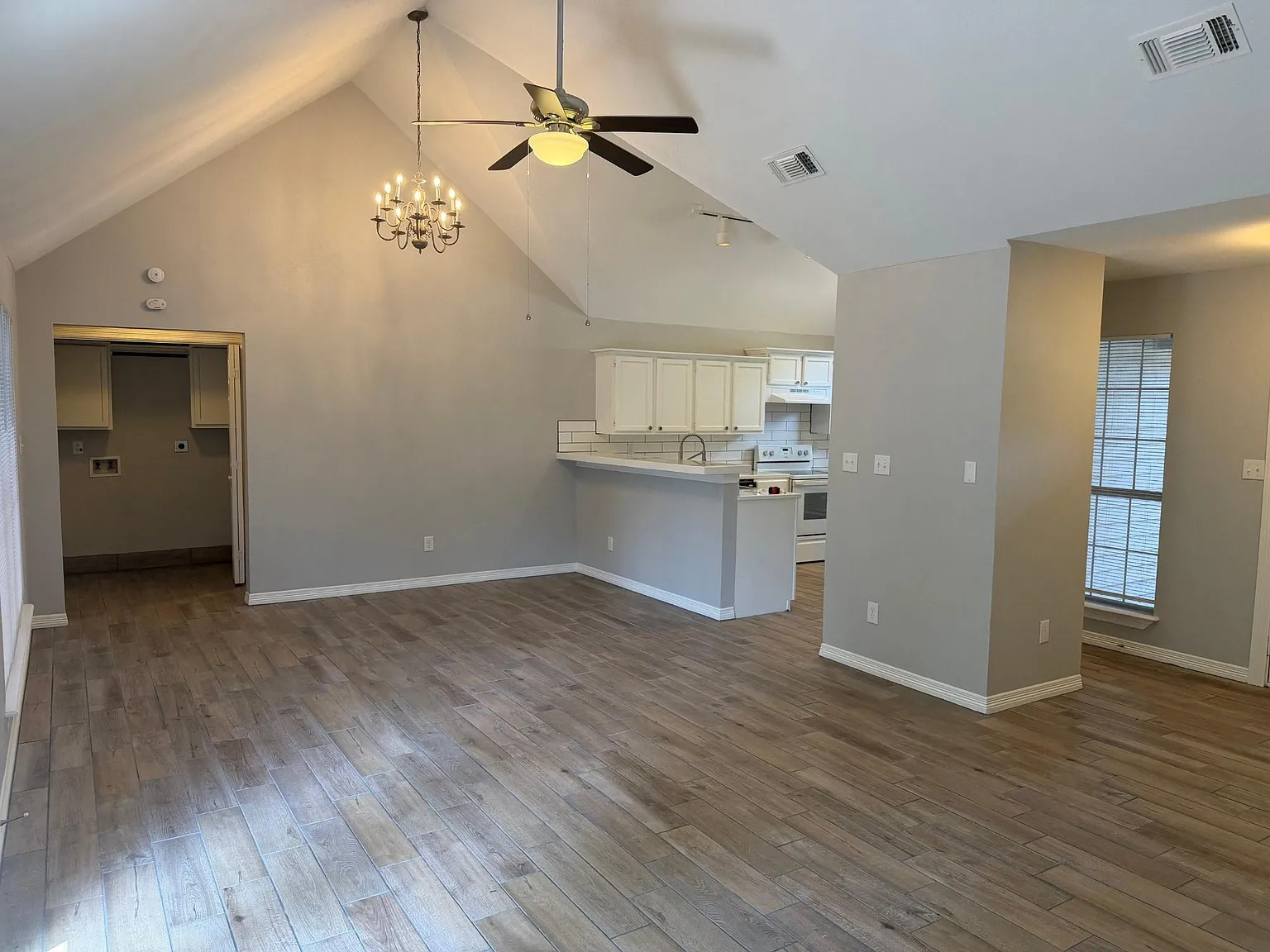 3 bed, 2.0 bath, 1274 sqft, $2,100 — Photo 2