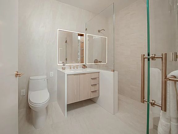 4th image of 3 Court Sq Unit Penthouse 304