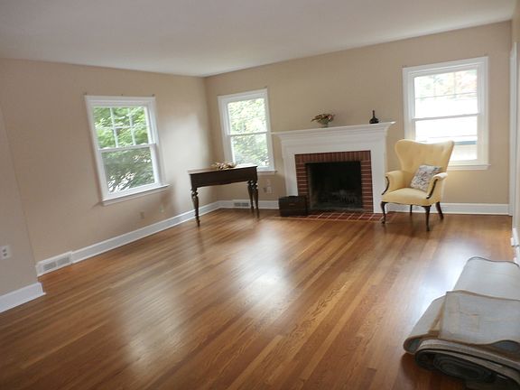 4th image of 2203 Villa Dr