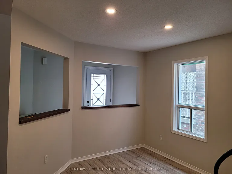 383 Jay Cres — Photo 10