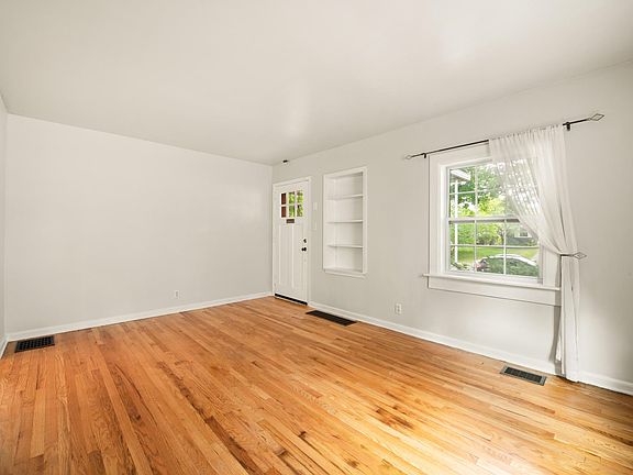4th image of 457 E Royal Forest Blvd