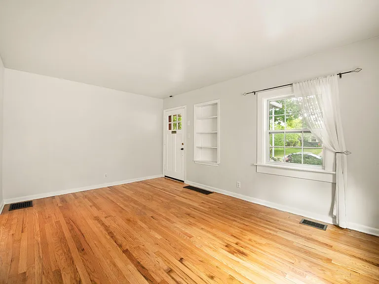 457 E Royal Forest Blvd — Photo 4