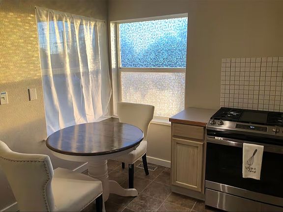 Kitchen 2 (staged)