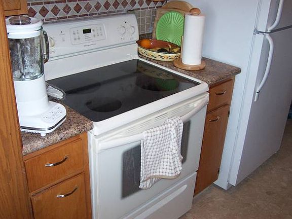 3rd image of 608 Lake St
