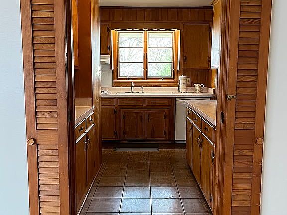 Lots of counters & cabinets