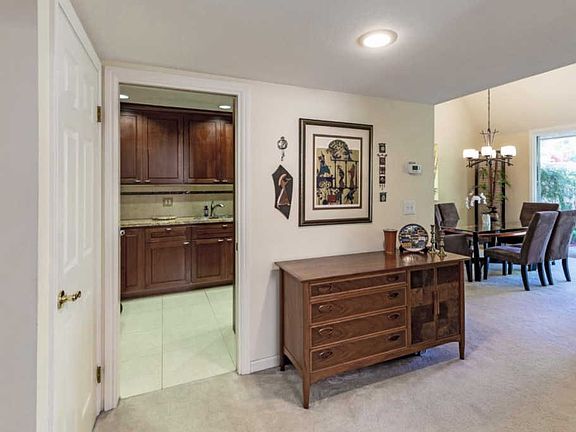 4th image of 261 Casitas Bulevar