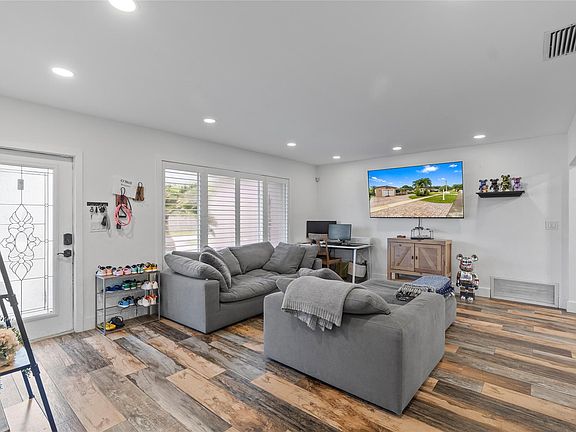 4th image of 1621 NW 115th Avenue