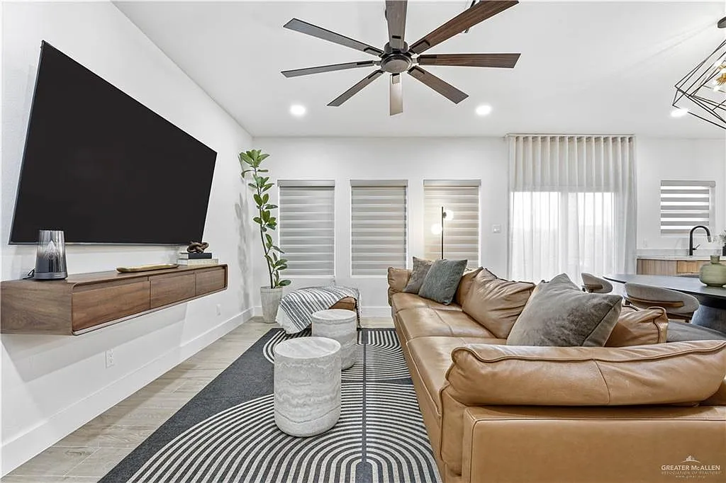 3 bed, 2.5 bath, 1542 sqft, $2,200 — Photo 2