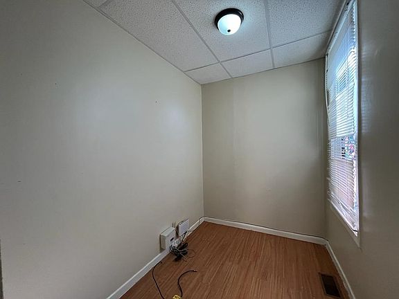 3rd image of 806 Marentette Ave #1