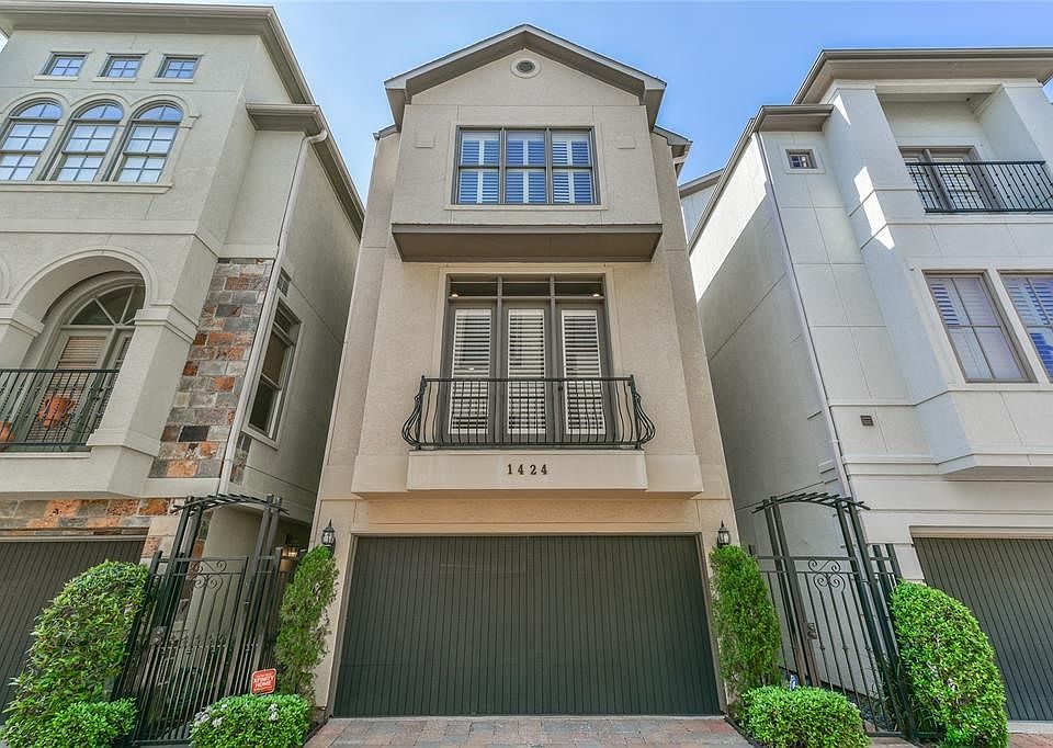 Beautiful Lovett townhome located in the Museum District.