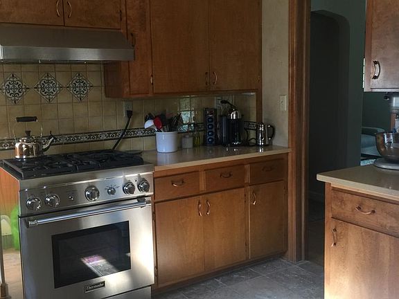 Professional Thermador gas stove, dishwasher, travertine til