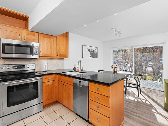 3rd image of 814 W Bleeker St #C1