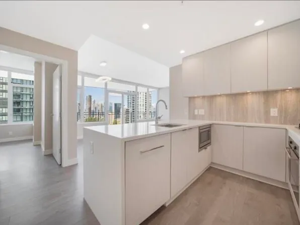 5051 Imperial St #2307, Burnaby, BC V5J 0J3