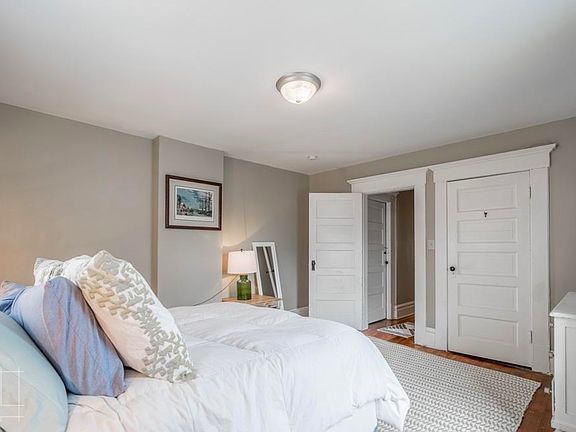 2nd image of 860 1/2 Dennison Ave