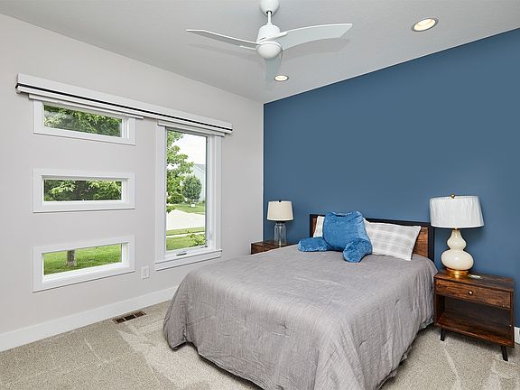 3rd image of 1008 NW Orchard Dr