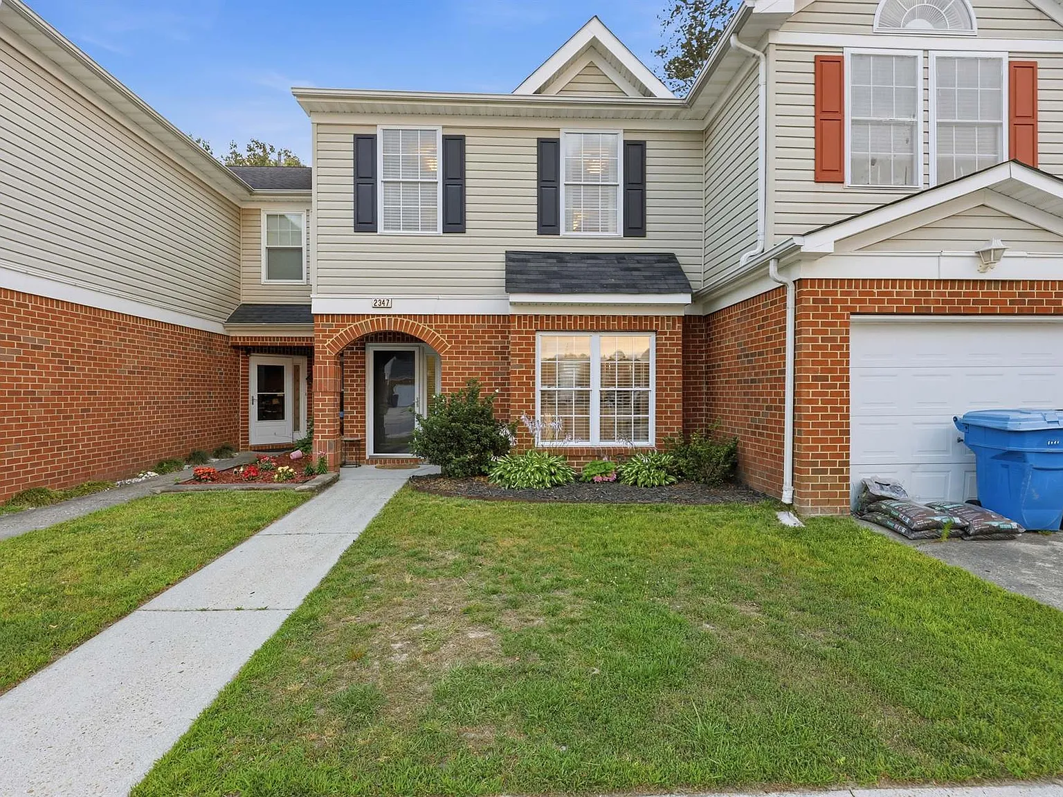2347 Charing Cross Rd — Photo 2
