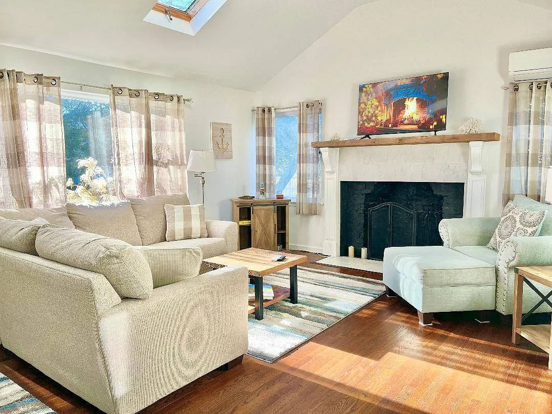 2 bed, 1.0 bath, $3,725 — Photo 3