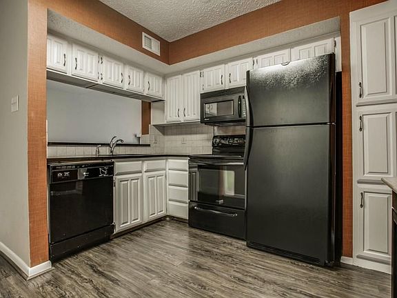 3rd image of 7640 W Greenway Blvd APT 8G