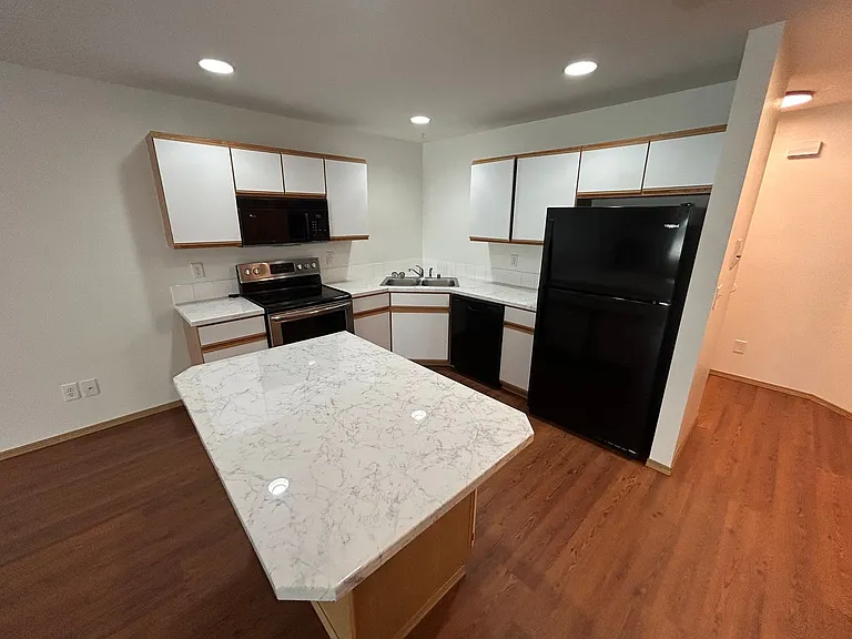 950 South Ash — Photo 10