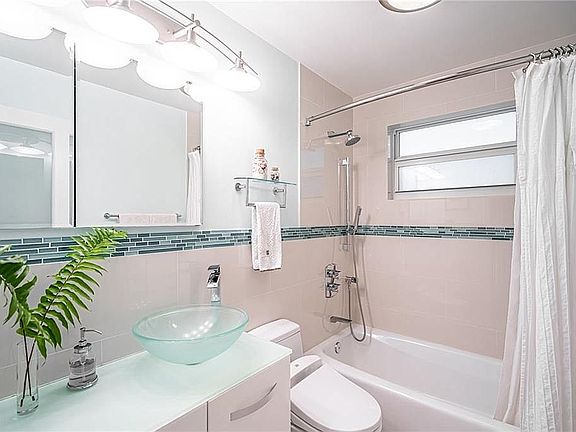 5th image of 5670 NE 7th Ave