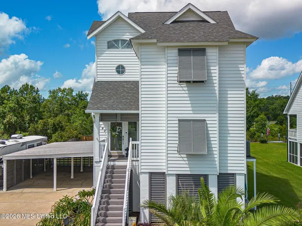 5148 Atlantis Dr, Bay Saint Louis, MS 39520