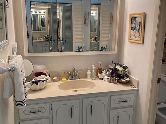 3rd image of 1100 Saint Charles Pl APT 101