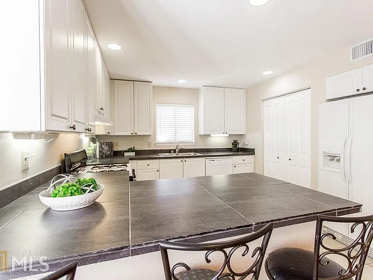 2048 Powers Ferry Trce SE — Photo 19