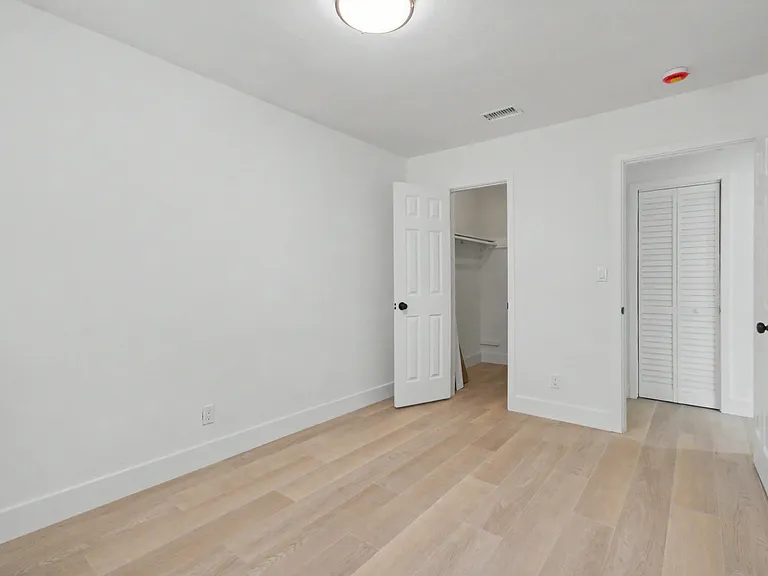 411B NE 57th Ct — Photo 6