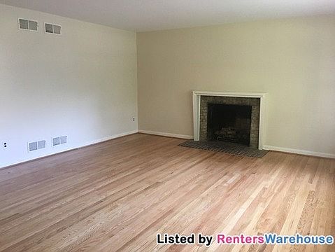 3rd image of 302 Pine Cir
