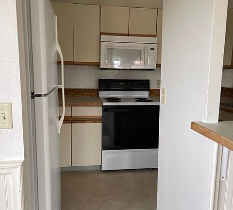 5th image of 1035 E Seneca Ave