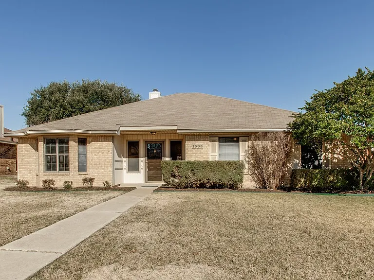1305 Chicota Dr — Photo 1