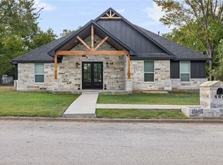 406 E Davis St, Hearne, TX 77859