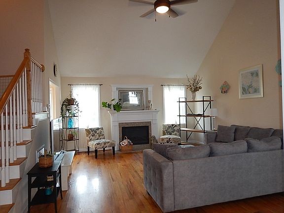 5th image of 55 Riverhead Dr