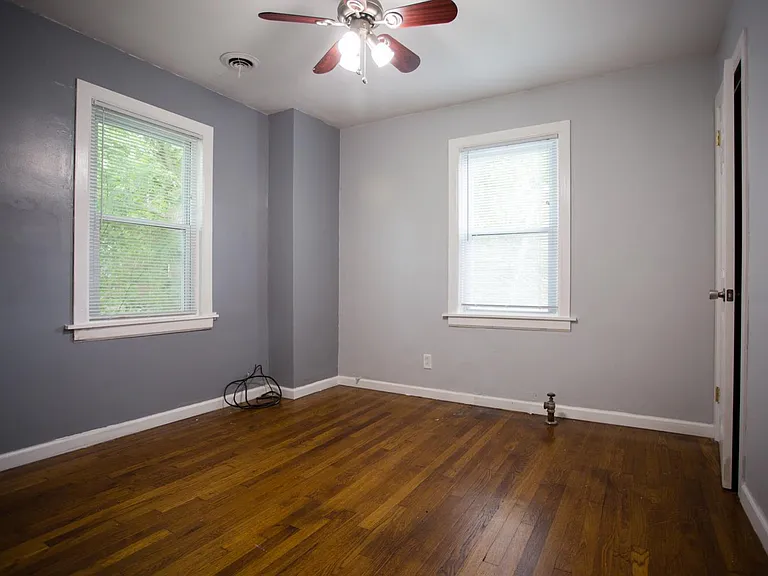 2425 Saranac Ave — Photo 18