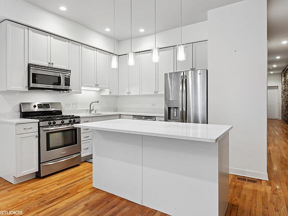 5th image of 3546 N Janssen Ave #1