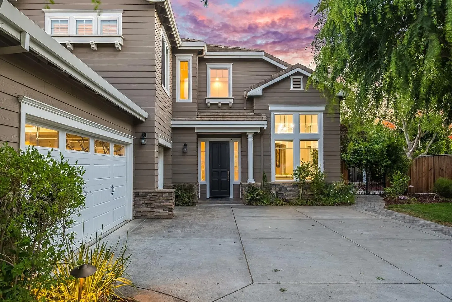 5 bed, 2571 sqft, $4,995 — Photo 1