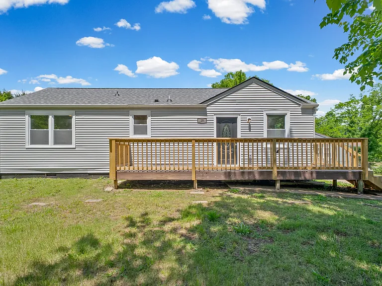 19 Chestnut Dr — Photo 1