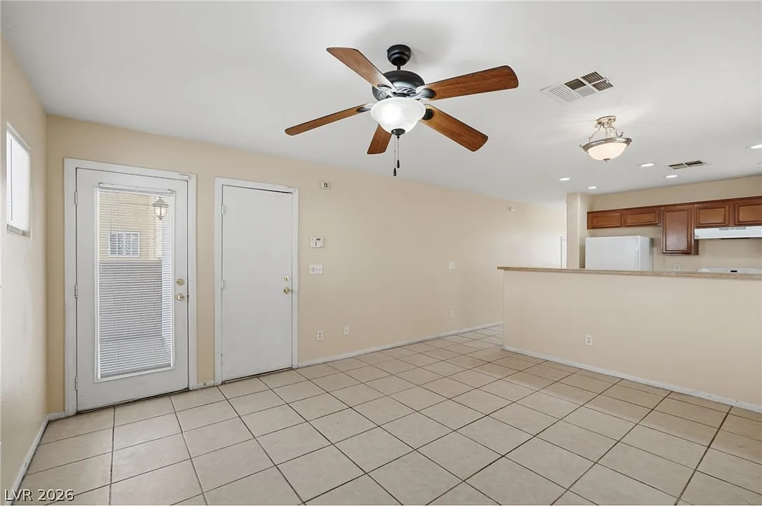 3 bed, 2.5 bath, 1130 sqft, $1,595 — Photo 4