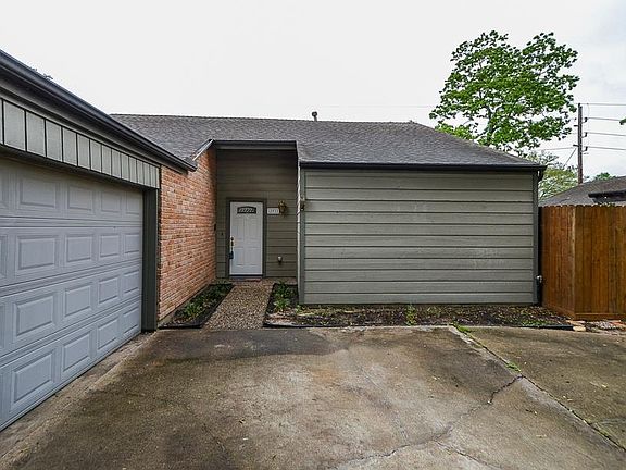 3rd image of 15922 Herongate Dr