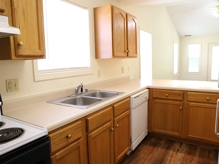 755 Sivley Rd — Photo 7