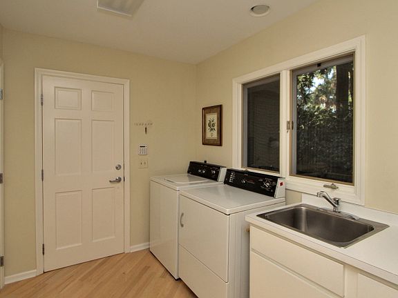 5th image of 18 Woodbine Pl