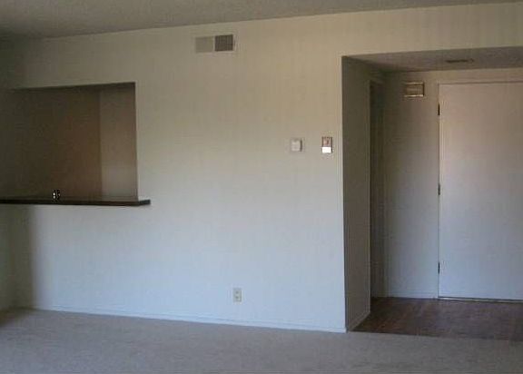 Entry/ Wet Bar