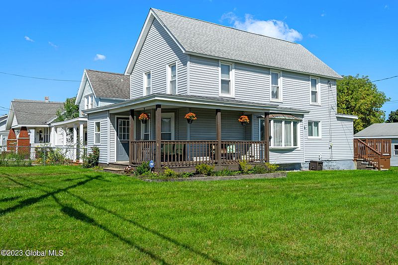 4th image of 1073 Laura Street
