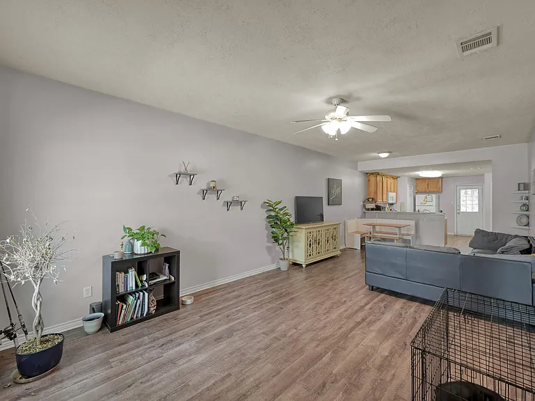 410 Freeman Ave — Photo 3
