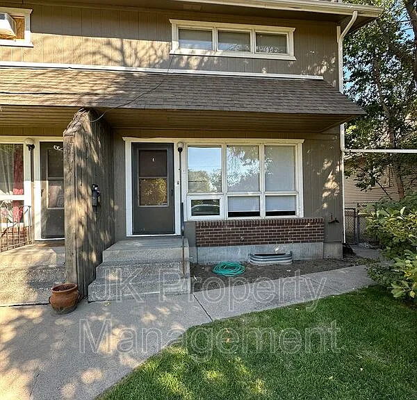 919 1st Ave SW #4 — Photo 1
