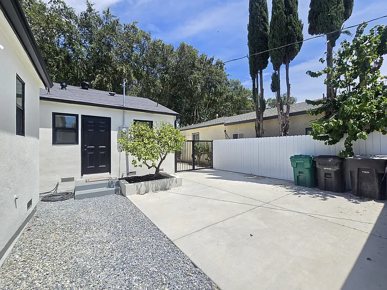 6327 California Ave — Photo 31