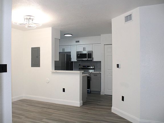 5th image of 2820 Oakland Forest Dr #106